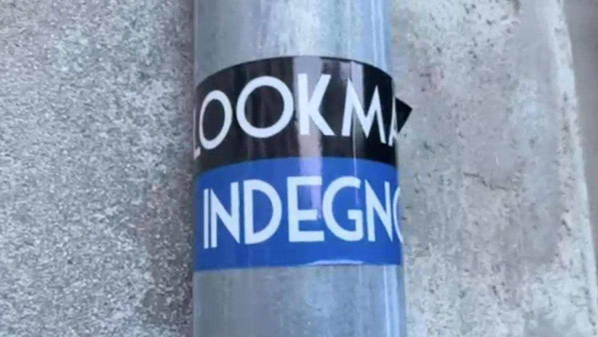 Bergamo si divide su Lookman: adesivi con la scritta “indegno” in città
