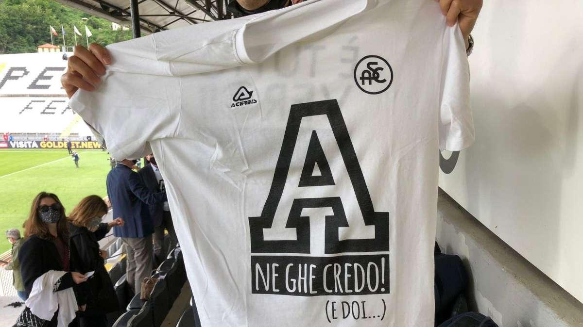 A ne ghe credo! (e doi). Così lo Spezia festeggia la salvezza dopo il successo col Torino