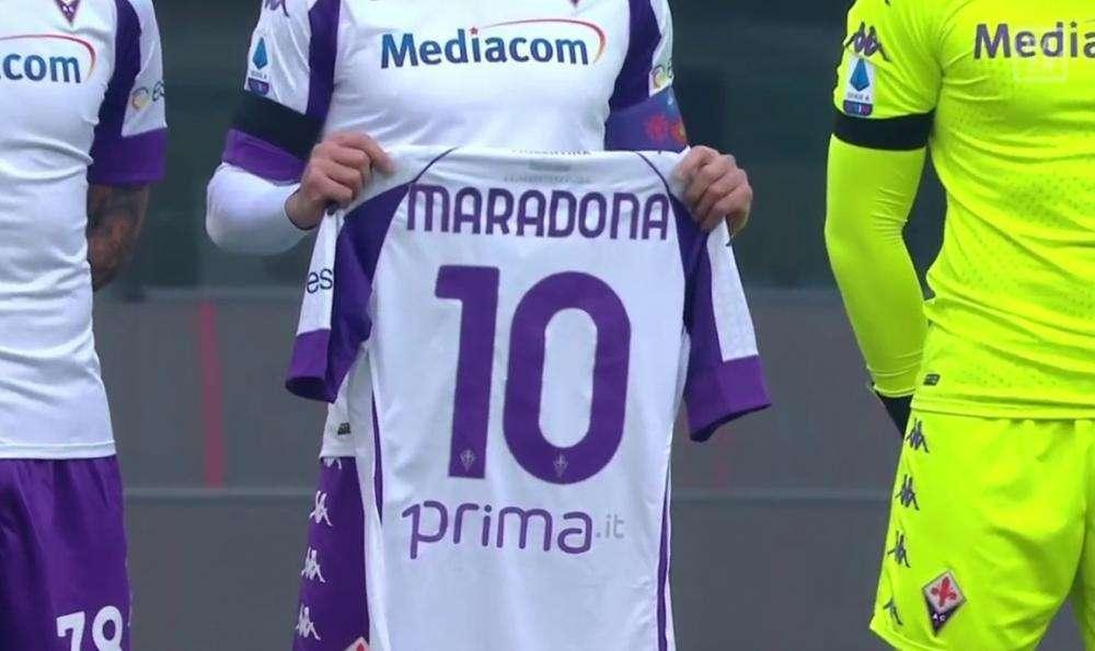 FOTO - Anche a San Siro tributo a Maradona: Pezzella mostra la 10 personalizzata