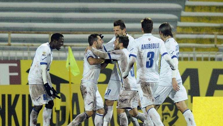 L'esultanza dei giocatori del Chievo dopo un gol.
