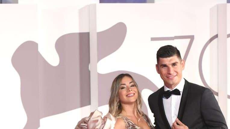 ESCLUSIVA TA, FOTO & VIDEO - Malinovskyi con la moglie Roksana sul Red Carpet di Venezia 