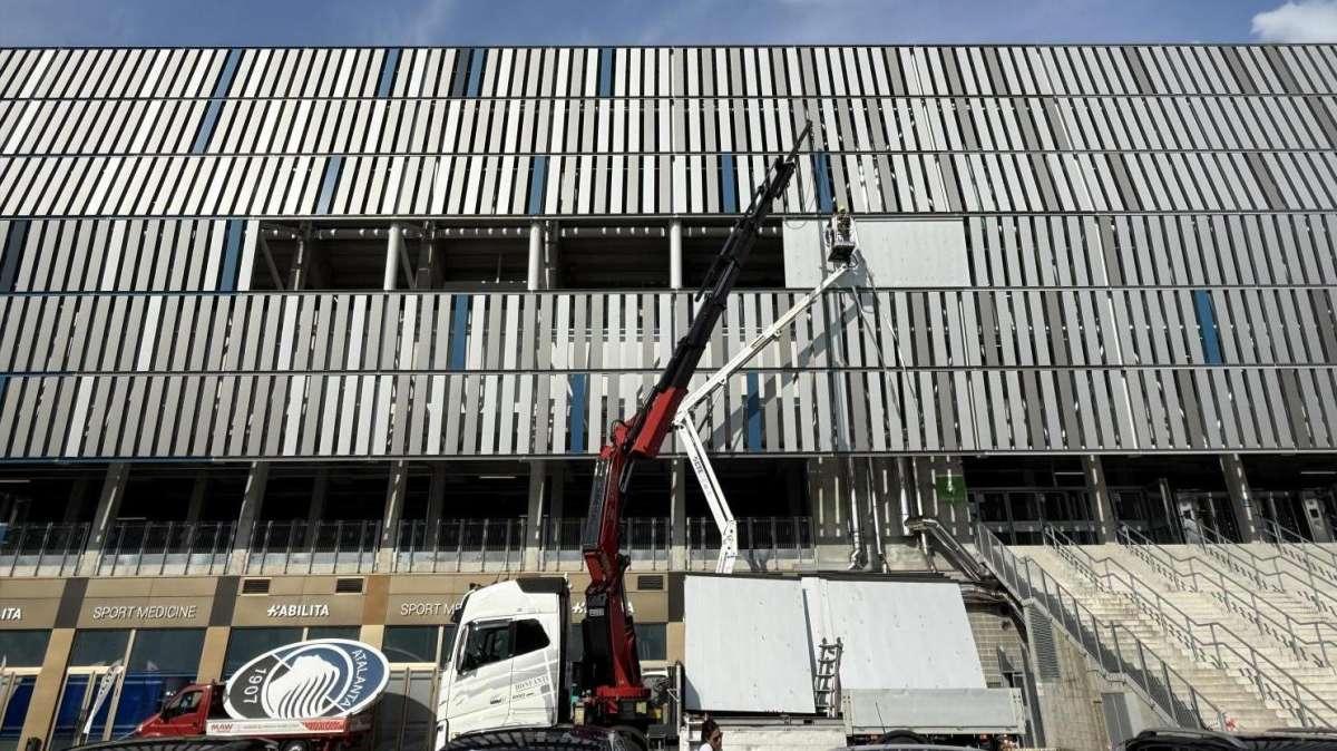 TA - New Balance Arena, via ai lavori: allo stadio di Bergamo cambiano i pannelli con il nuovo nome
