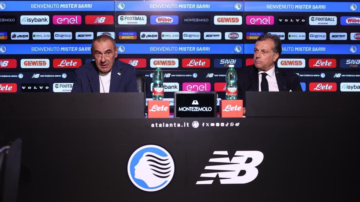 Giuntoli presenta Sarri con il sorriso: "È timido, quindi andateci piano"