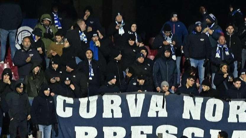 Brescia e Atalanta unite nel dolore: lo striscione per Riccardo Claris supera la rivalità
