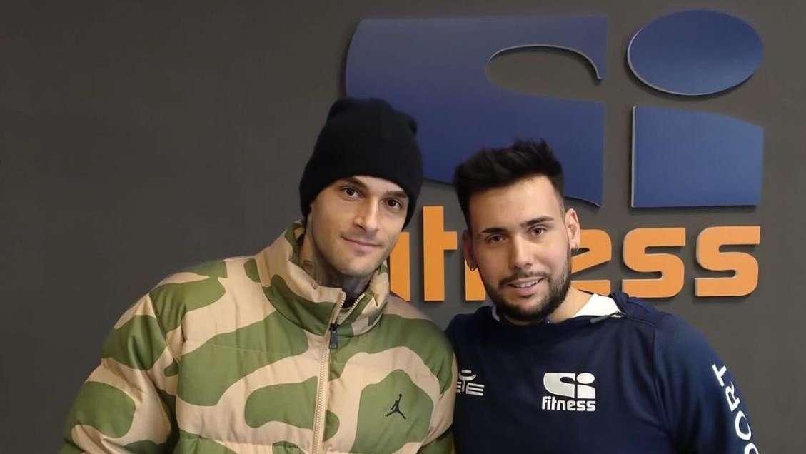 FOTO - Un attacco di cortesia - Scamacca fa visita alla Folgore Caratese e scatta la simpatica gag con Criscitiello! 