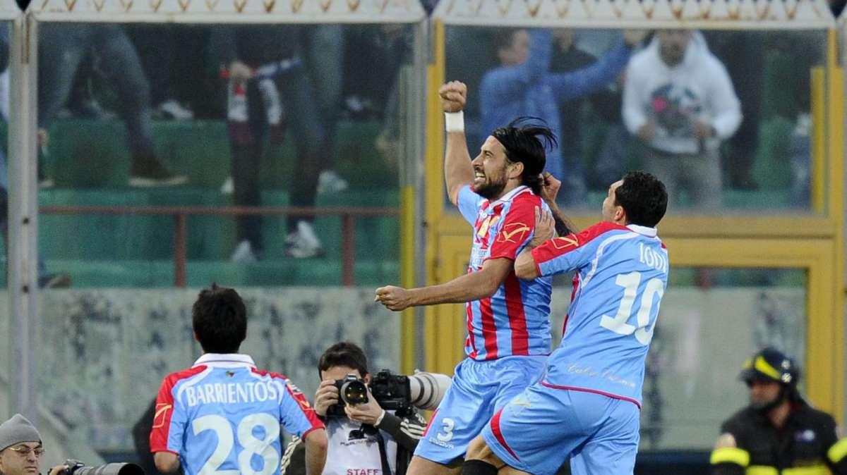 L'esultanza dei giocatori del Catania dopo il gol al Milan.