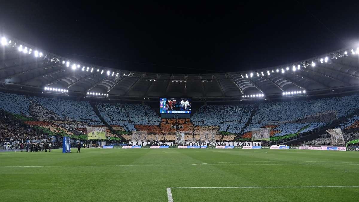 Coreografia show e il ricordo di Ago: Lazio-Roma, spettacolo sugli spalti. Le immagini