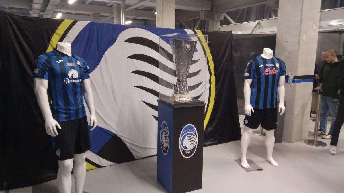 Atalanta, 118 anni di storia: svelata la statua dell’Europa League e la mostra delle maglie storiche incanta Bergamo