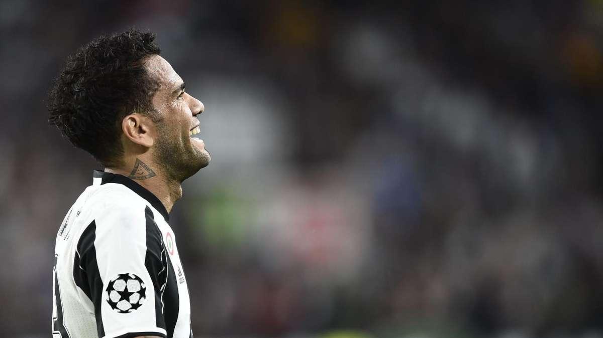 Polemica in Brasile per il comportamento di Dani Alves. Il terzino pensa al ritorno in Europa