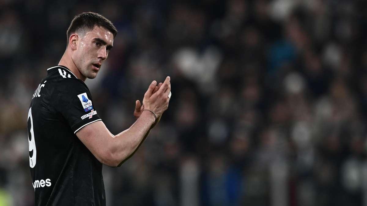 Juventus, Vlahovic uomo mercato: in caso di addio l’alternativa è Scamacca. Per il centrocampo riflettori su Hjulmand. Inter, Satriano per arrivare a Scalvini. Milan, idea Aouar
