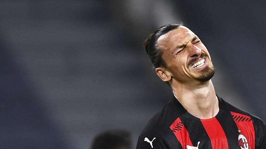 Ibra scherza: "Ecco l'ultima risonanza magnetica". Lastra della mano che fa il dito medio
