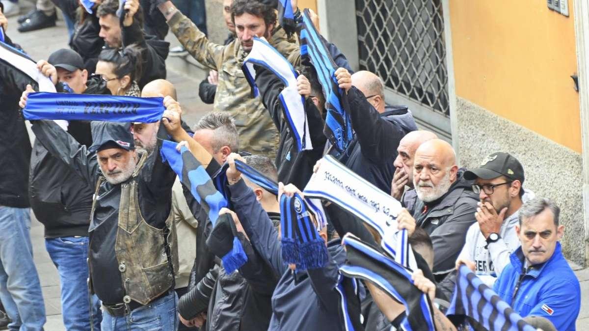 L'ultimo saluto a Riccardo: il silenzio assordante di una città ferita