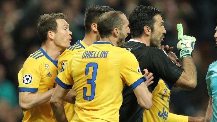 Atalanta-Valencia, dirige Oliver: Buffon lo accusò di avere l’immondizia al posto del cuore