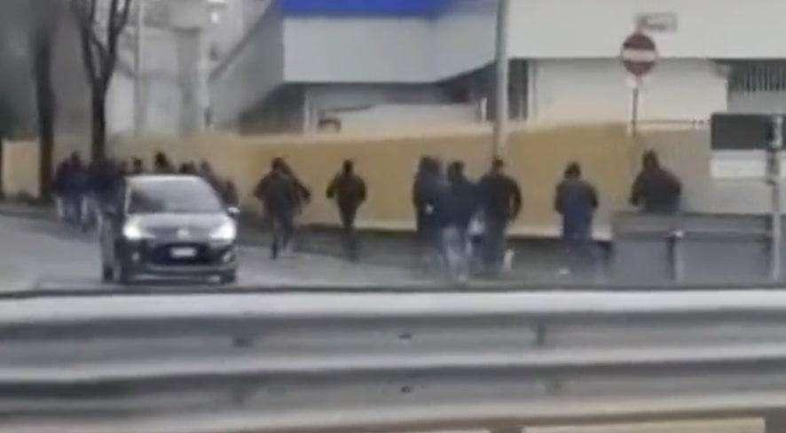 VIDEO, Sportitalia - Gli scontri tra i tifosi nerazzurri e salentini prima di Atalanta-Lecce