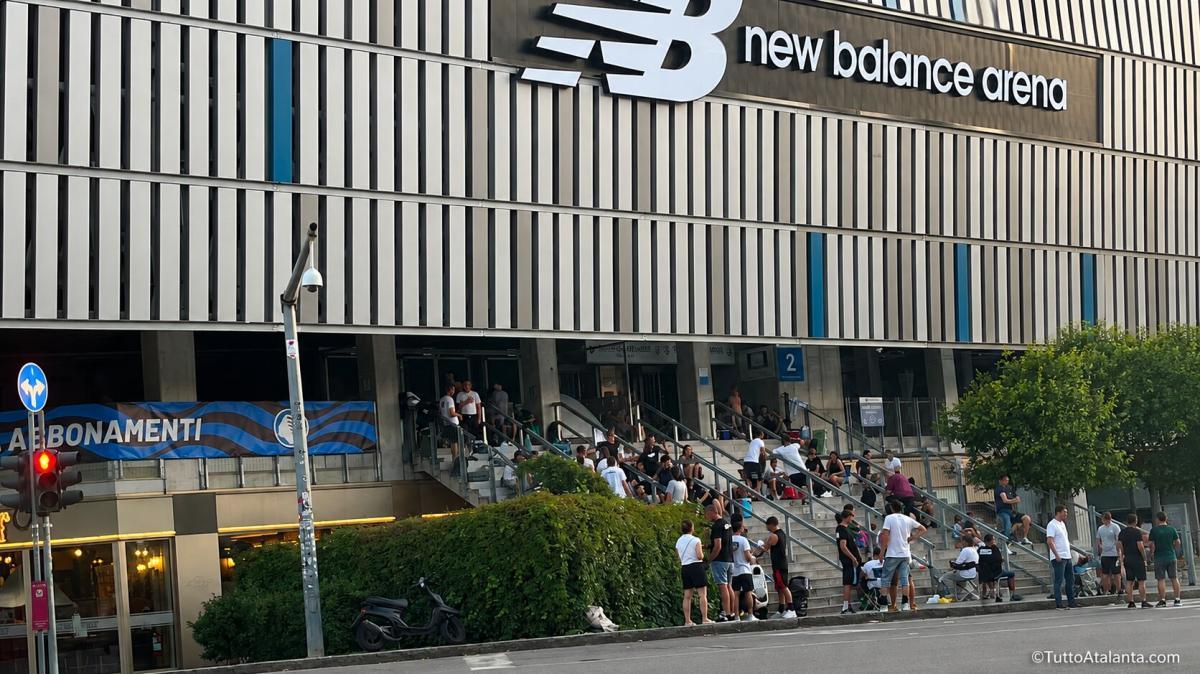 Abbonamenti Atalanta, la notte dei tifosi davanti allo stadio