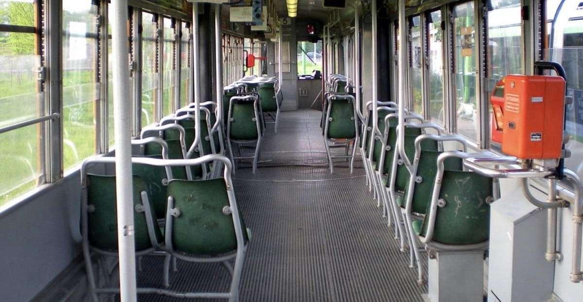 Nembro, in tram senza mascherina. Redarguito dal conducente, il trasgressore lo prendi a calci 