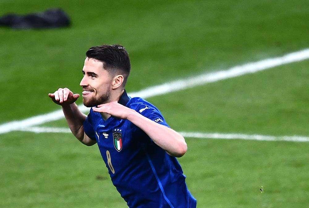 Italia in finale. La UEFA celebra il rigore vincente di Jorginho