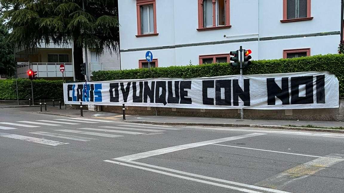 "Claris ovunque con noi": lo striscione emoziona Bergamo