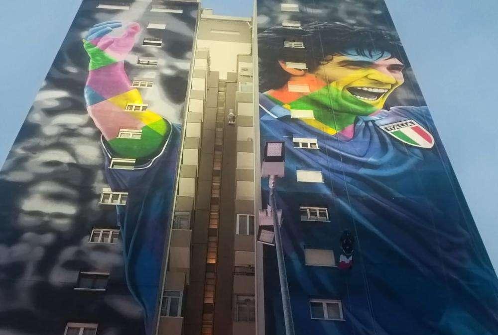 Vicenza dedica un murales di 60 metri a Paolo Rossi. La moglie Federica: "Una grande emozione"
