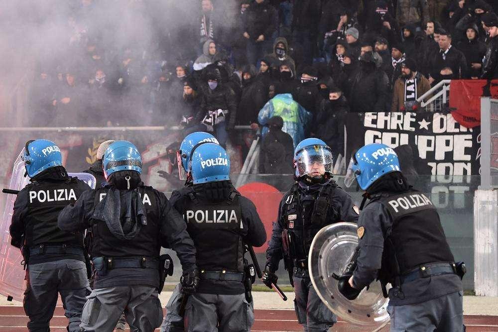 Coppa Italia, scontri ultrà-Polizia: auto dei vigili a fuoco