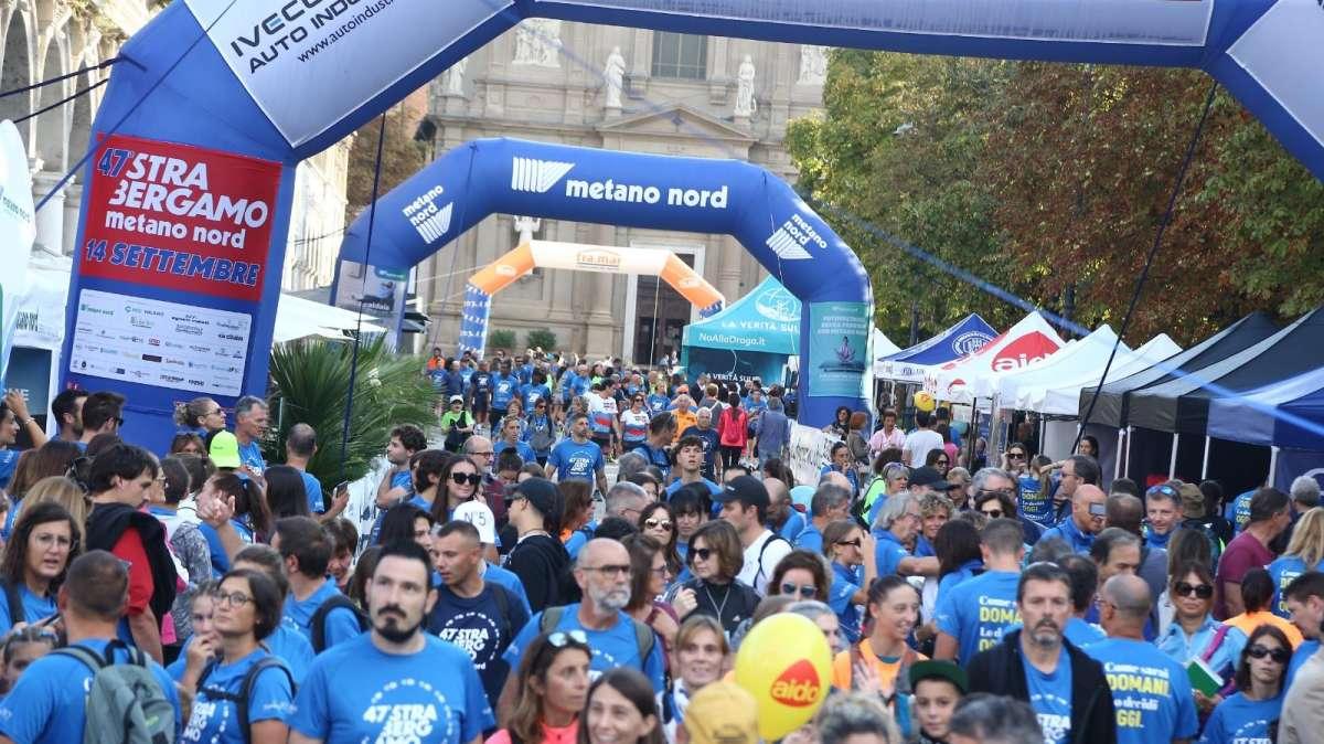 StraBergamo, la città si colora: in diecimila alla 47ª edizione tra sport, solidarietà e festa collettiva
