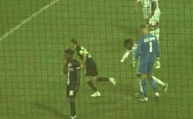 VIDEO - Hierlander prova a sabotare il rigore: Lookman lo spinge via