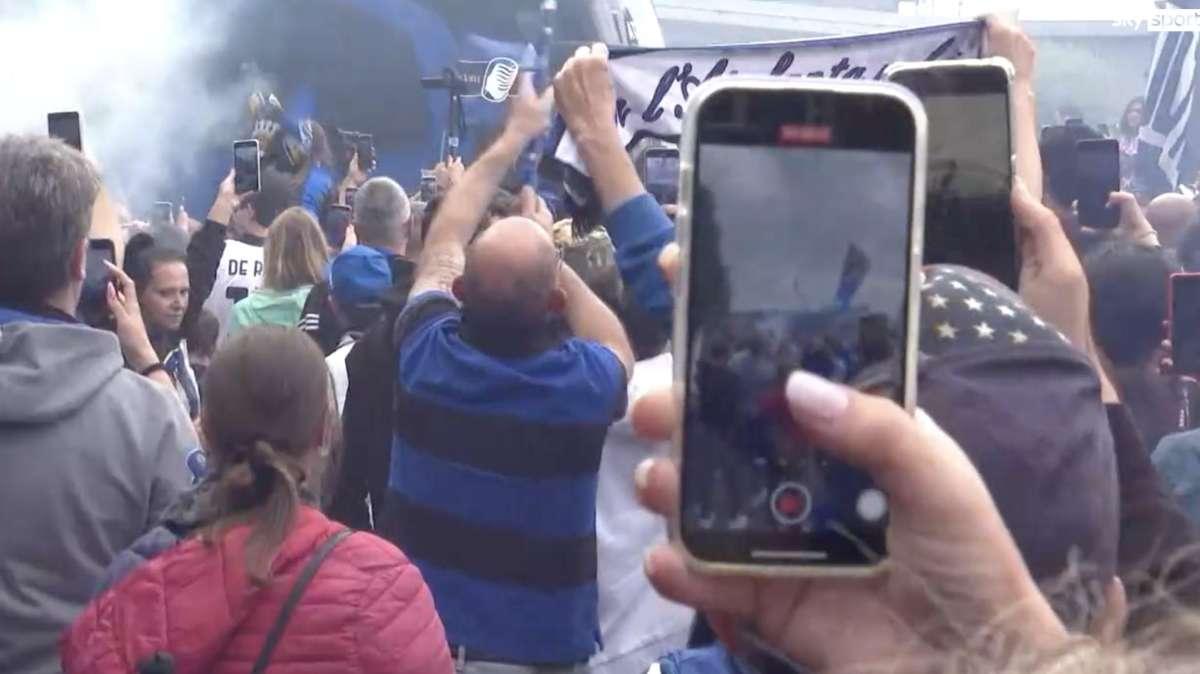 La festa della Dea arrivata a Zingonia da Dublino con centinaia di tifosi. Rivedi le immagini