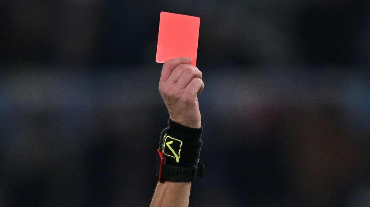 Follia in Seconda Categoria, l'arbitro finisce nel mirino: mani addosso e insulti. Arriva la maxi-stangata
