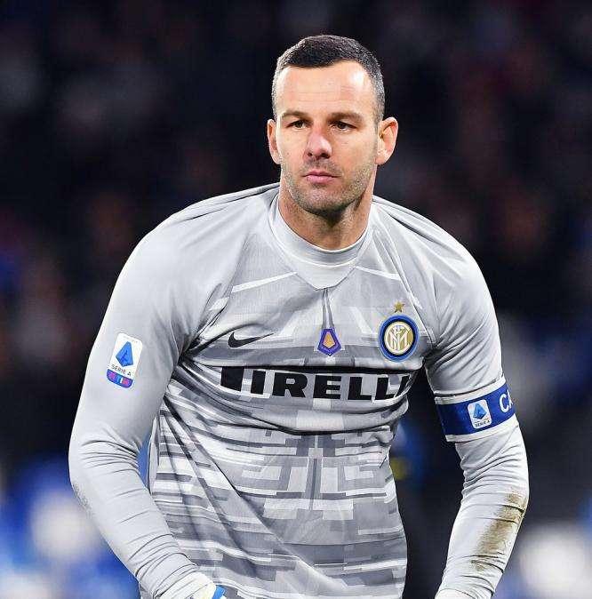 L'Inter celebra Handanovic: "Alcuni eroi indossano i guantoni"