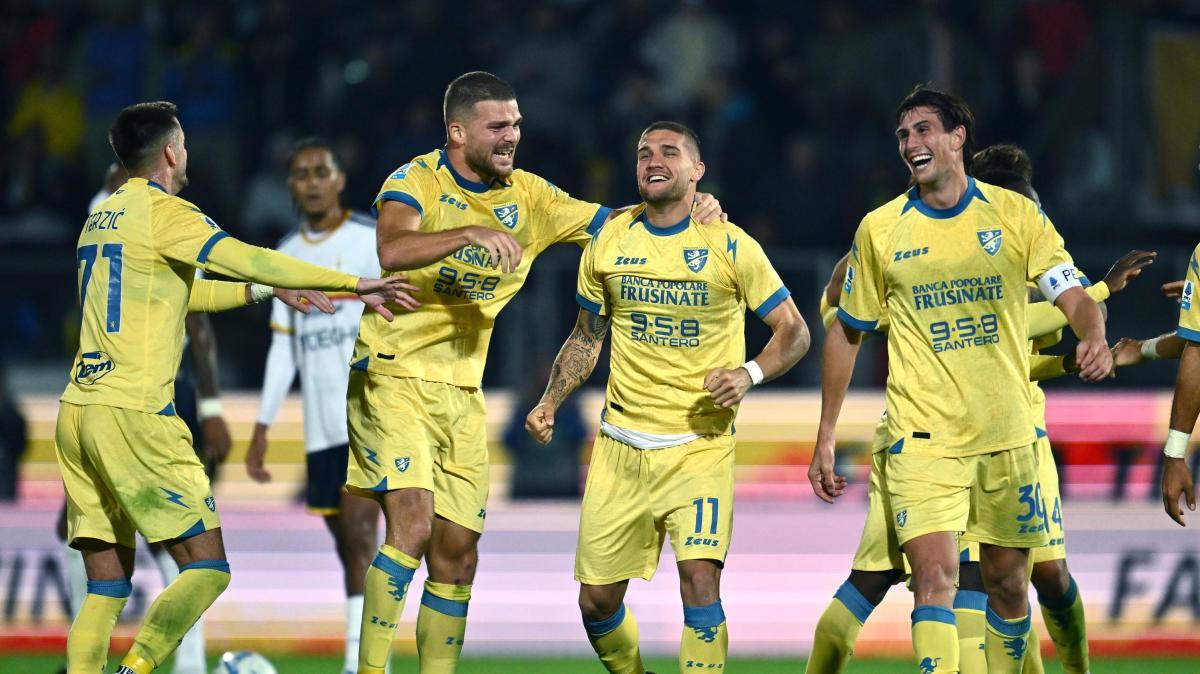 Il Frosinone travolge il Lecce: 5-1 allo Stirpe e Raimondo in vetta ai bomber