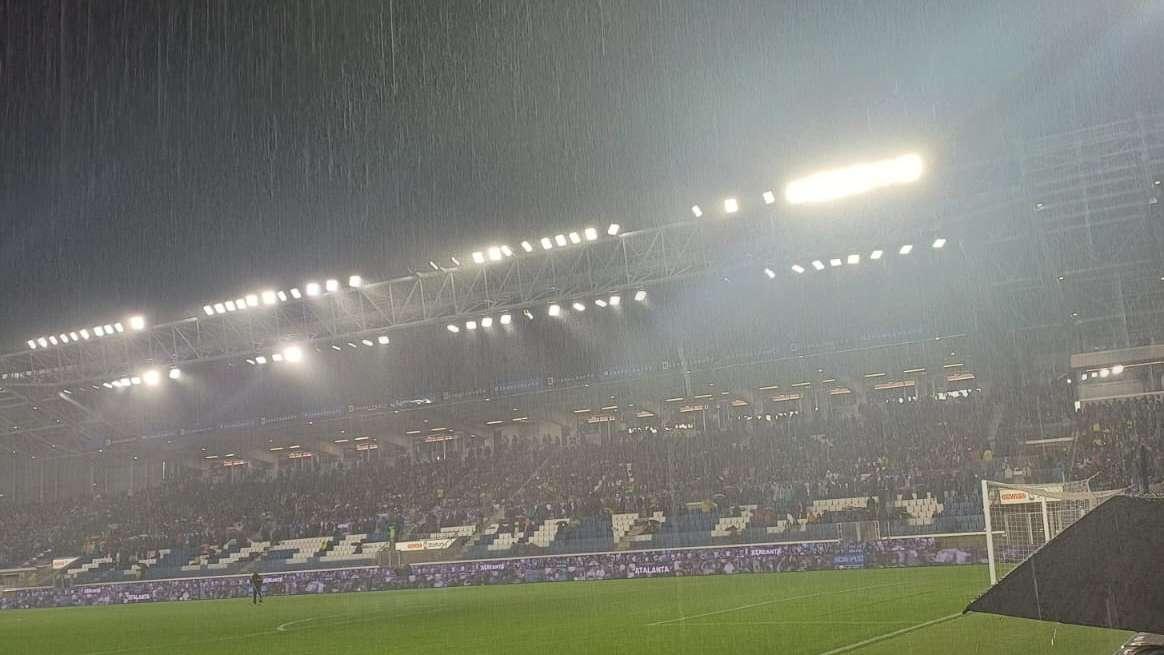 Gara a rischio rinvio, si attenderà un tempo. Secondo sopralluogo alle 21.15