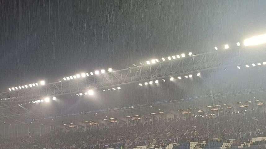 Atalanta-Como si gioca, il pallone rimbalza. Fase di riscaldamento e inizio del match alle 21.45