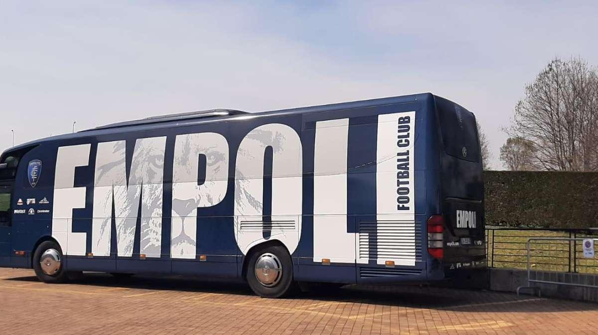 ESCLUSIVA TA - L’arrivo del pullman dell'Empoli al Winter Garden Hotel