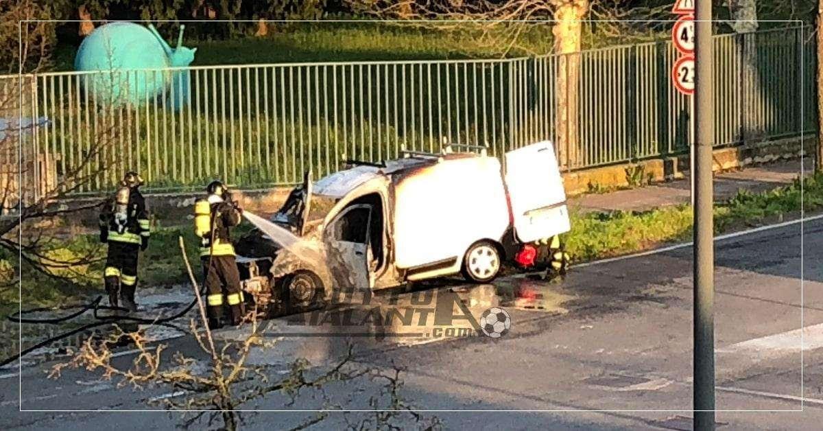 ESCLUSIVA TA - Terno d'Isola: veicolo commerciale Dacia prende fuoco, esplode bombola di Gpl