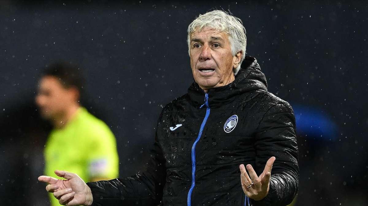 Più acqua e calci che calcio: Inter avanti 1-0 di rigore al 45'. Pavard ko, Calhanoglu gol