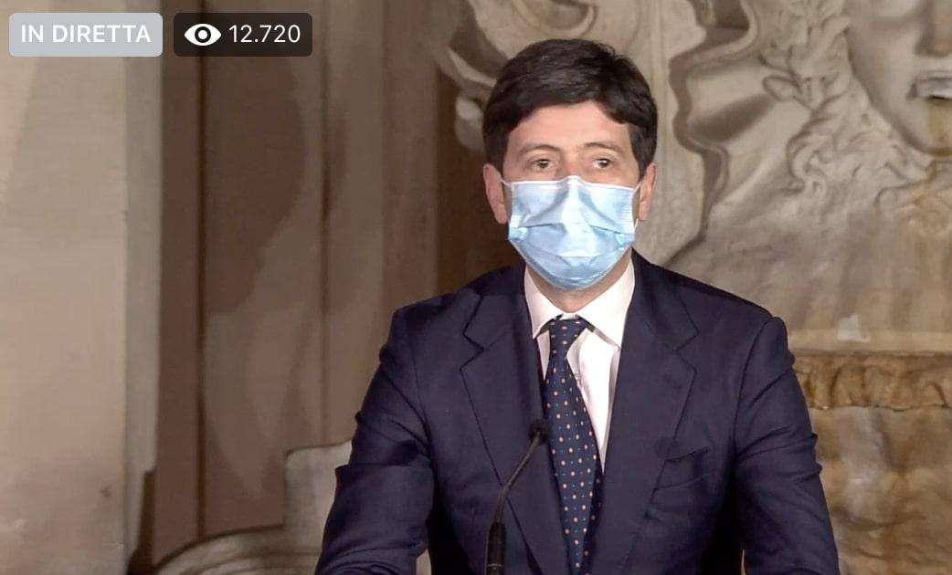 Covid, Speranza: "Stiamo valutando quarta dose per anziani"