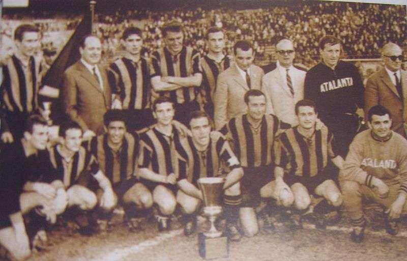 L'Atalanta che vinse la Coppa Italia '63. Nodari &egrave; il quarto in basso da sinistra, tra Calvanese e il capitano Gardoni