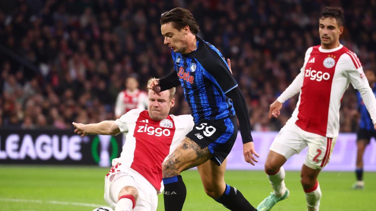 Ajax-Atalanta, la moviola: Var decisivo sul gol di Mokio, dubbi su Zalewski