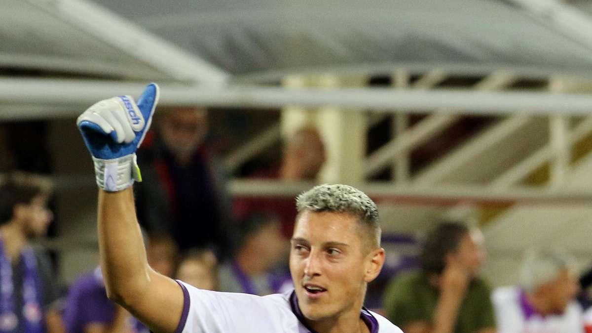 Gollini abbraccia e saluta la Curva atalantina prima del fischio d'inizio 