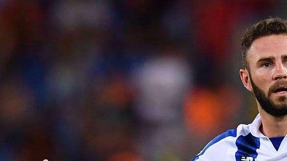 Perde il volo per chiedere una foto al cantante dei Maroon 5, ma era l'ex Atalanta Layun