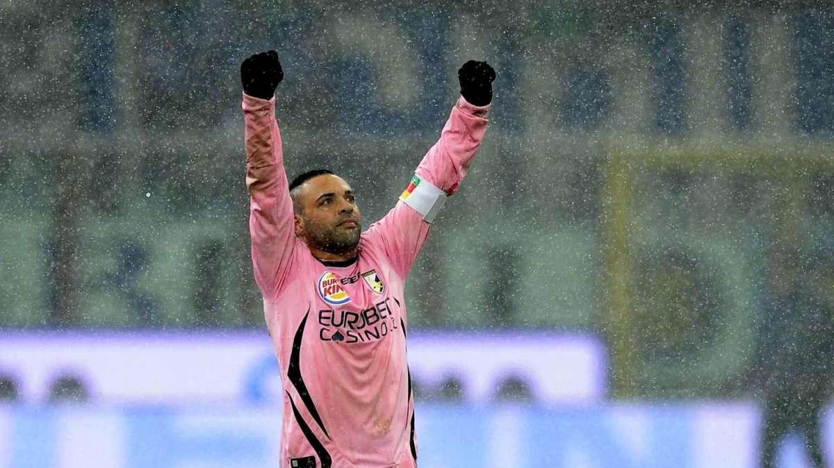 Fabrizio Miccoli in forma strepitosa festeggia dopo la tripletta segnata all'Inter.