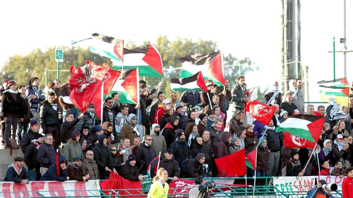 Il corteo pro Palestina sfila in centro a Udine. Le immagini prima di Italia-Israele