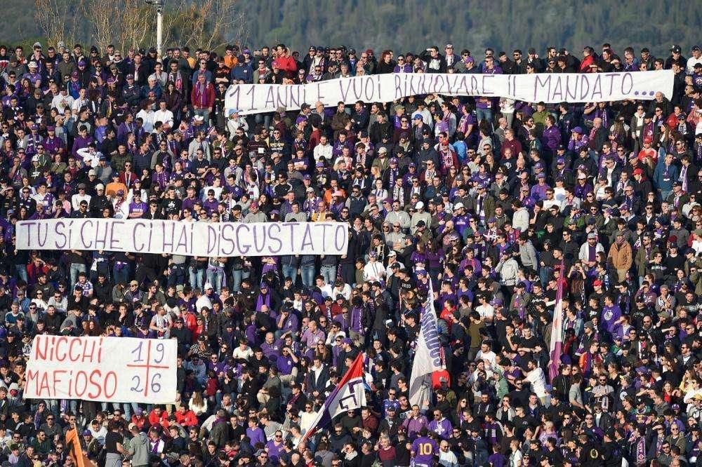 Fotonotizia - Duro striscione dei tifosi viola contro Nicchi: "Sei un mafioso" 