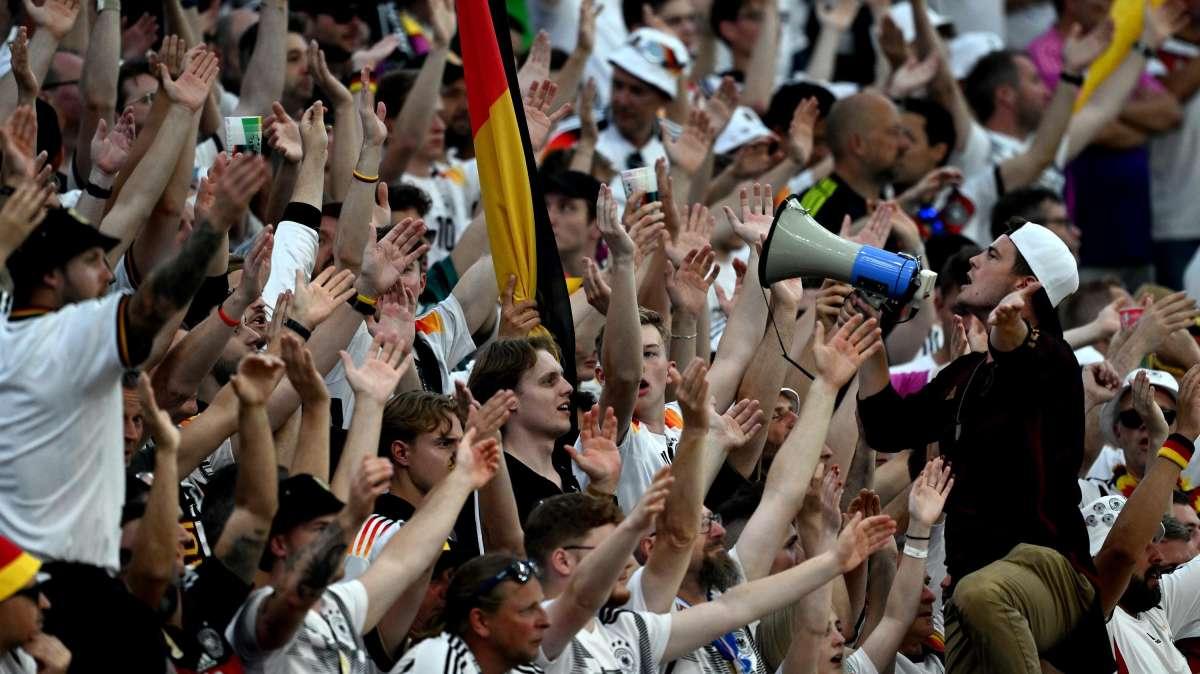 Germania, i giocatori pagano il viaggio ai tifosi: trasporto gratuito per la sfida con l’Ecuador