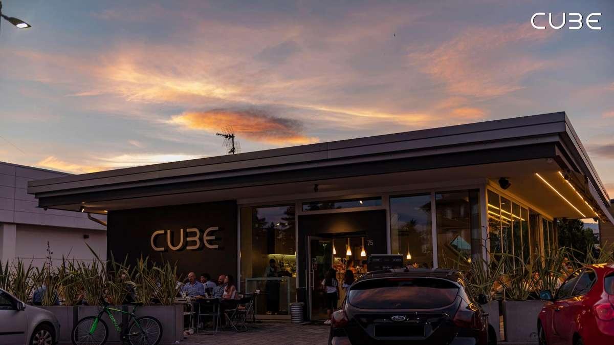 Stasera Cube a grande richiesta, ripropone la SaturdayLuxury per un sabato sera super: cocktail Music Night a Ponte S. Pietro 