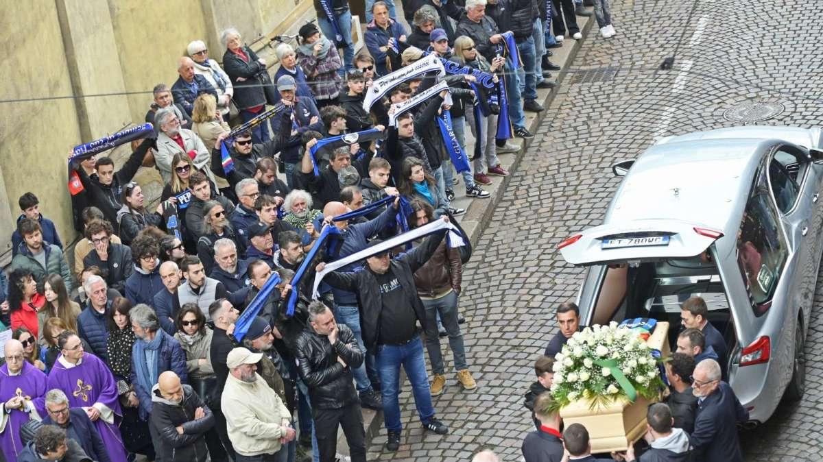 Le sciarpe al cielo per Riccardo, quando il calcio insegna a tacere