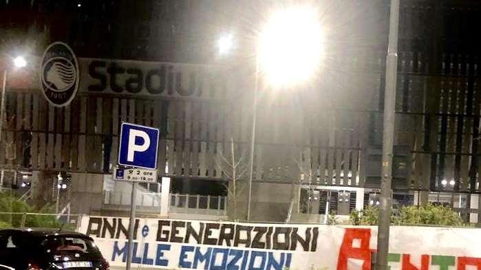 Curva Atalanta, l'esclusivo striscione per il ritorno in B della Ternana: «Bentornati»