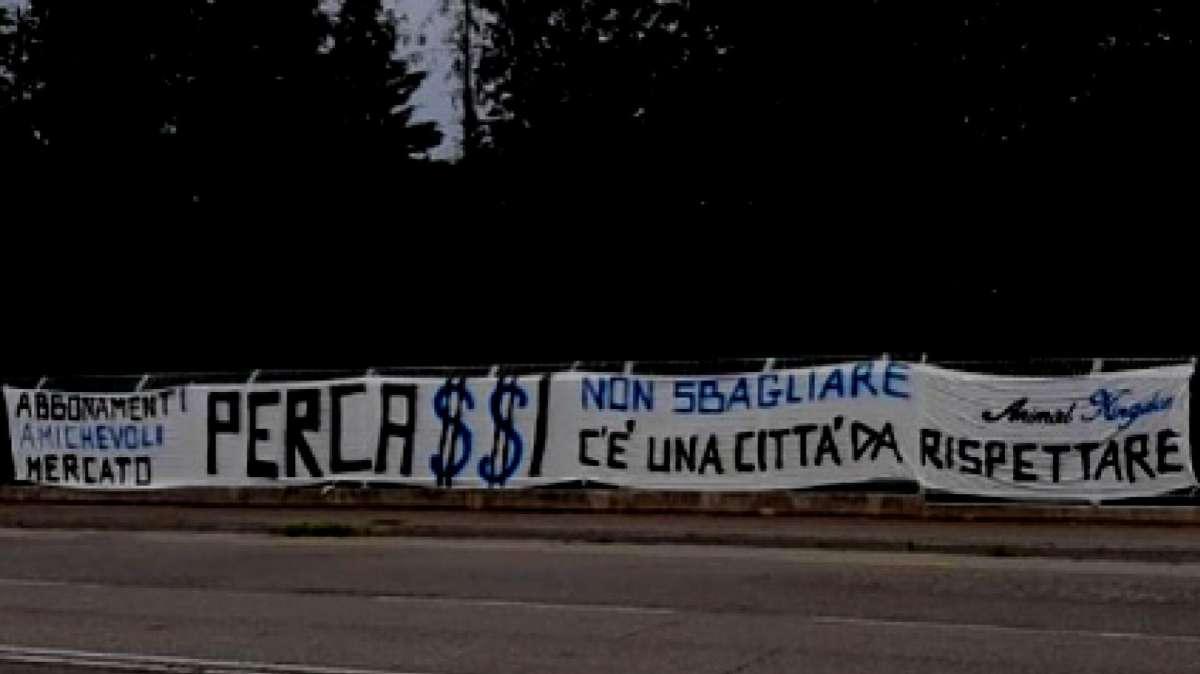 FOTO - Striscione verso Percassi: "Abbonamenti, amichevoli, mercato non sbagliare c’è una città da rispettare"