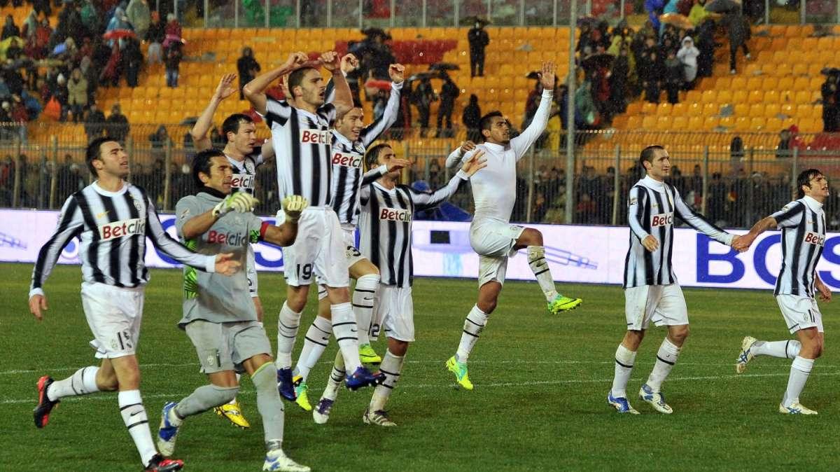 La squadra bianconera festeggia sotto la curva dei propri tifosi una vittoria.