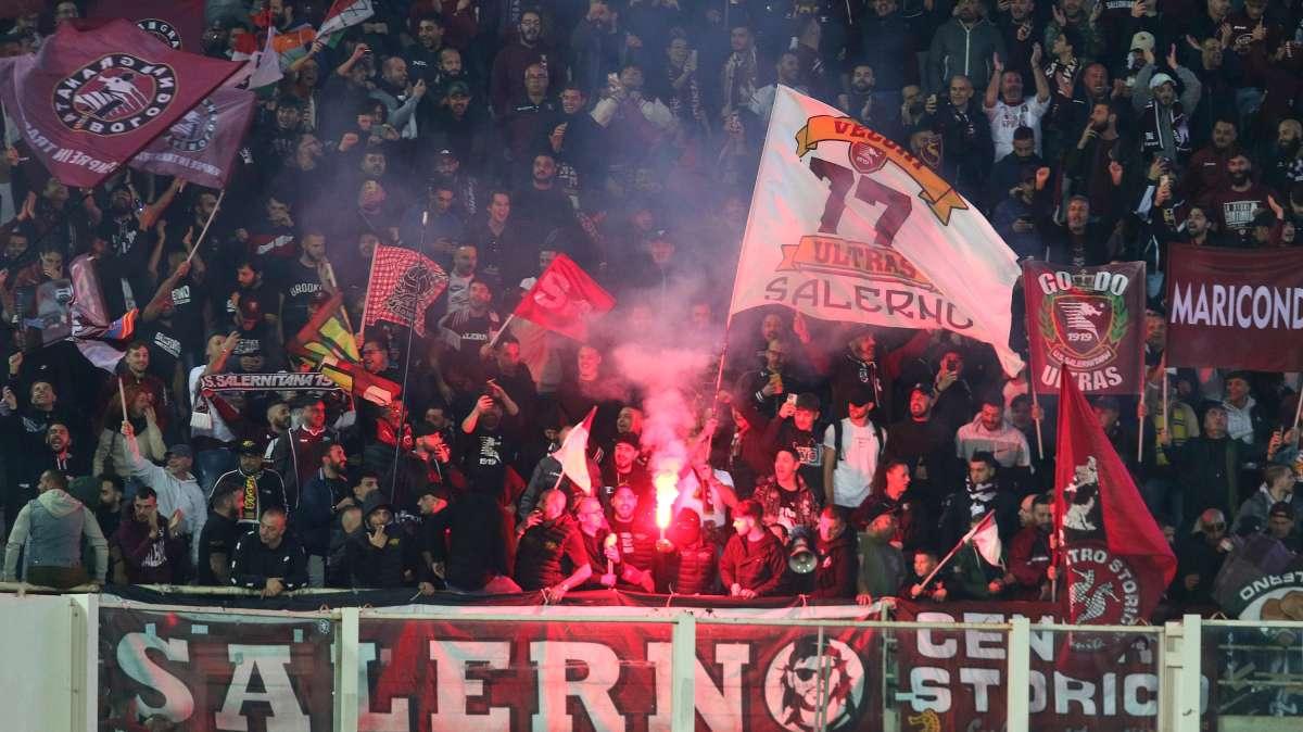 VIDEO - Delirio a Salerno al rientro della squadra: entusiasmo, fumogeni e cori contro i napoletani